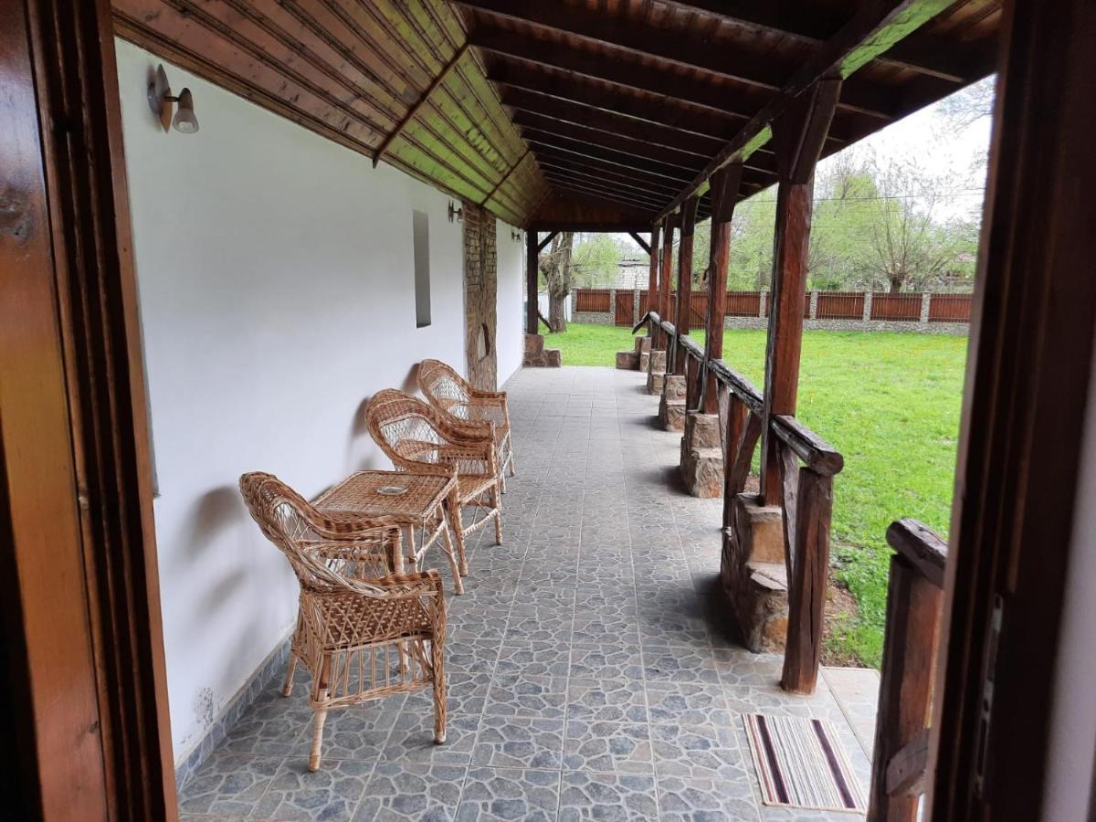 Casa De Peste Apa Pesteana Extérieur photo